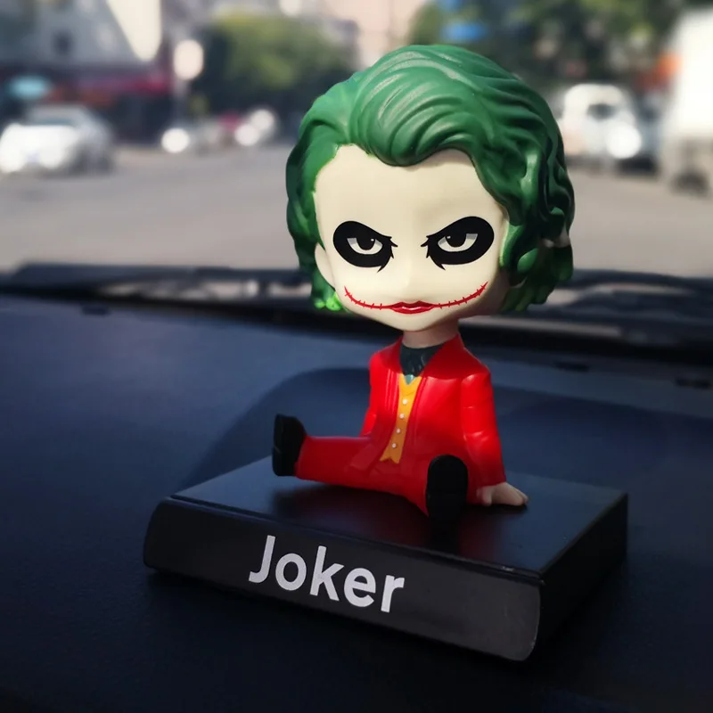 Nuovi giocattoli caldi Marvel The Avengers Joker Car Scuotendo la testa Bambola Interni auto Kawaii Ornamento da tavolo Bobble Head Giocattoli per bambini Regali