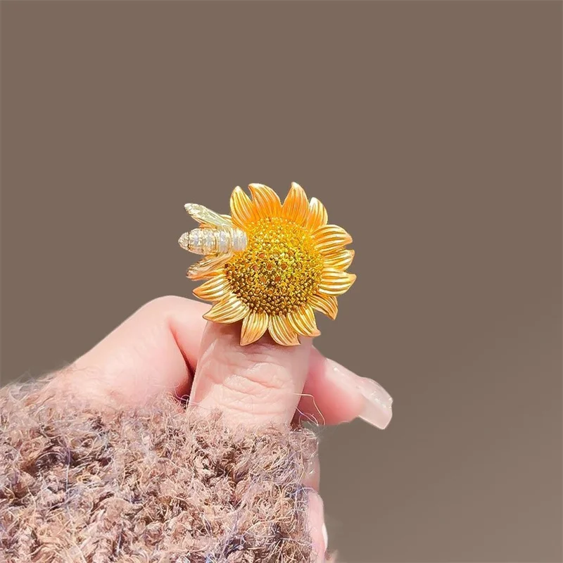 Japanese Style Lively Little Bee Sunflower Brooch Metal Chest Flower Exquisite Suit Temperament Coat Pin Accessories Women Gift