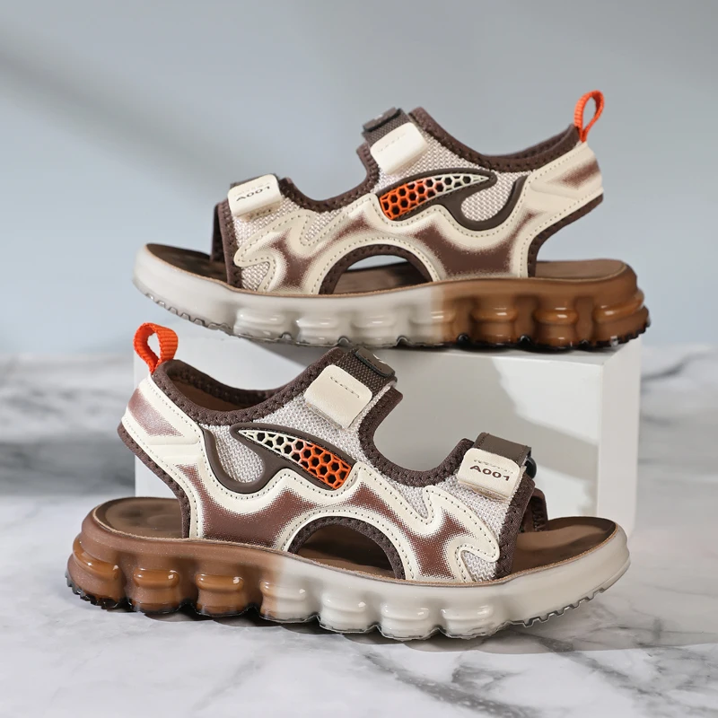 

Пара детских сандалий для мальчиков с дышащим верхом, удобными застежками на липучках и легкой противоскользящей подошвой.