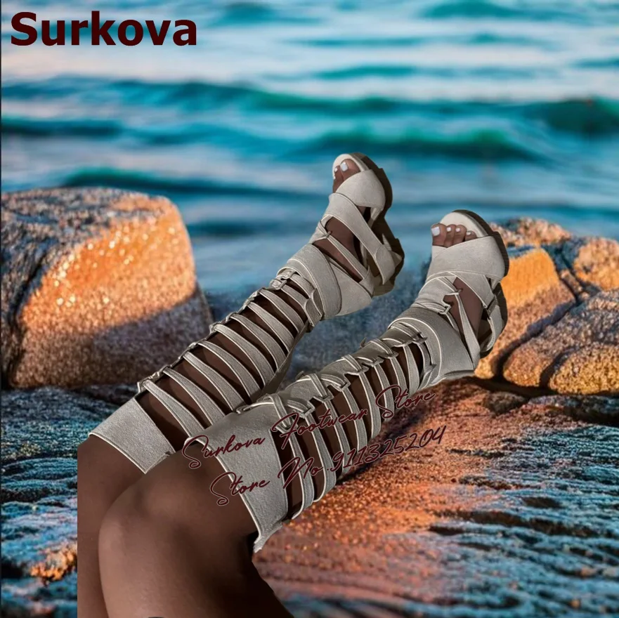 

Surkova/замшевые летние сандалии до колена на шпильке, ботинки, длинные сандалии в клетку с металлическими пряжками и ремешками, модельные туфли с открытыми отверстиями