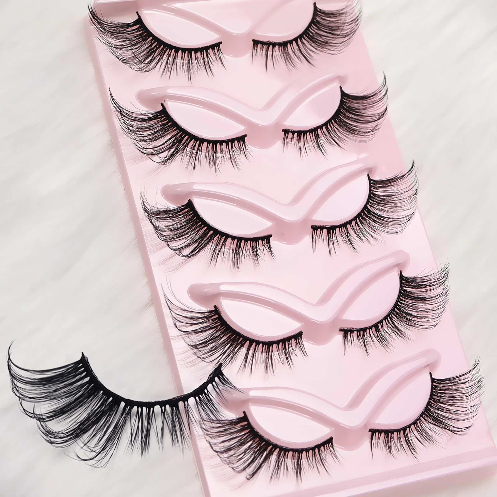 5 ペアのキャットアイつけまつげ、長いウィスピーな目端、細長い太いストリップまつげ、ナチュラルなソフトバンド、再利用可能