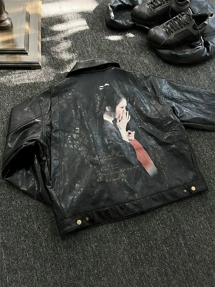 

Женский портрет с ультра-прозрачным чернильным принтом, морщинистая текстура в стиле ретро, кожаная куртка с воротником-поло.