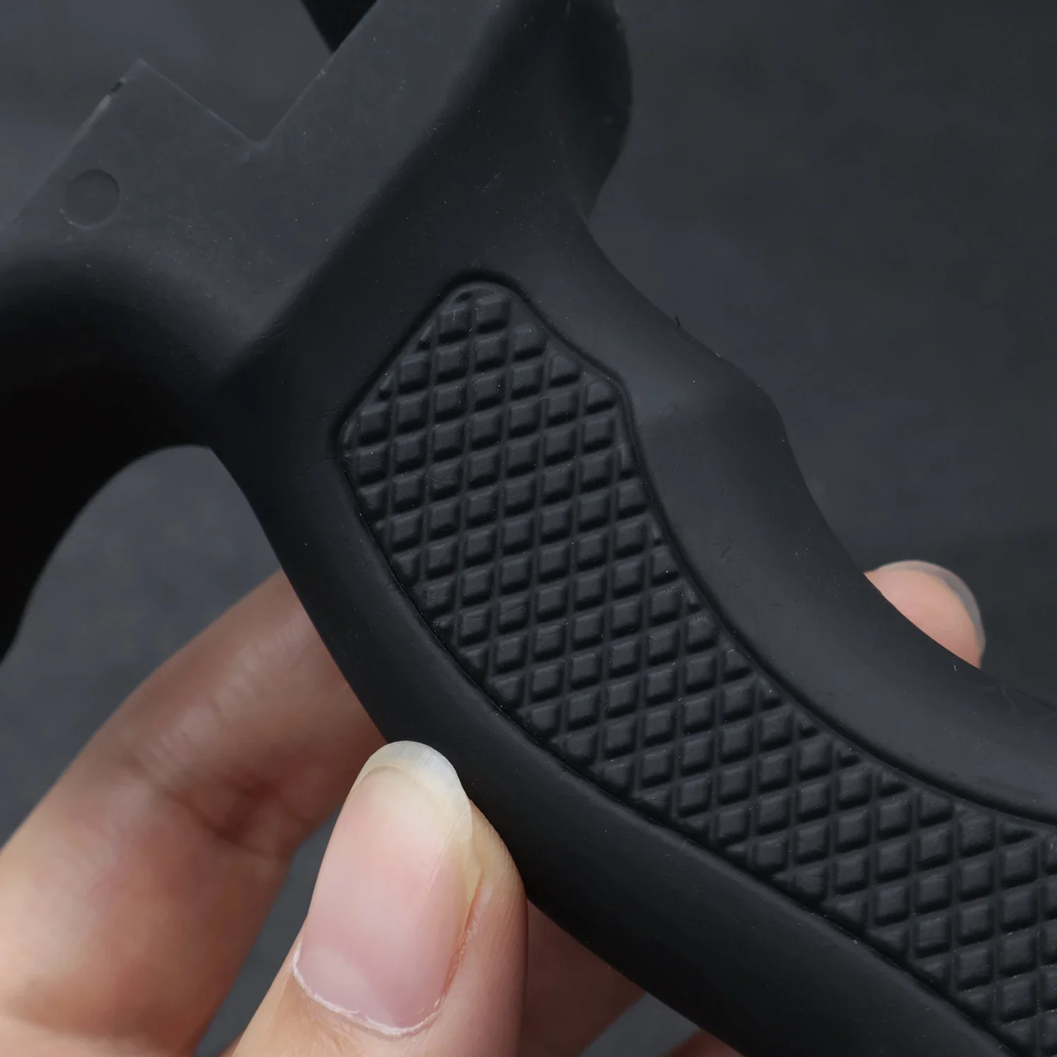 Black High Quality Slingshot Grip Resin Non-slip Slingshot Handle DIY Slingshot Accessories Assembly Slingshot view 4