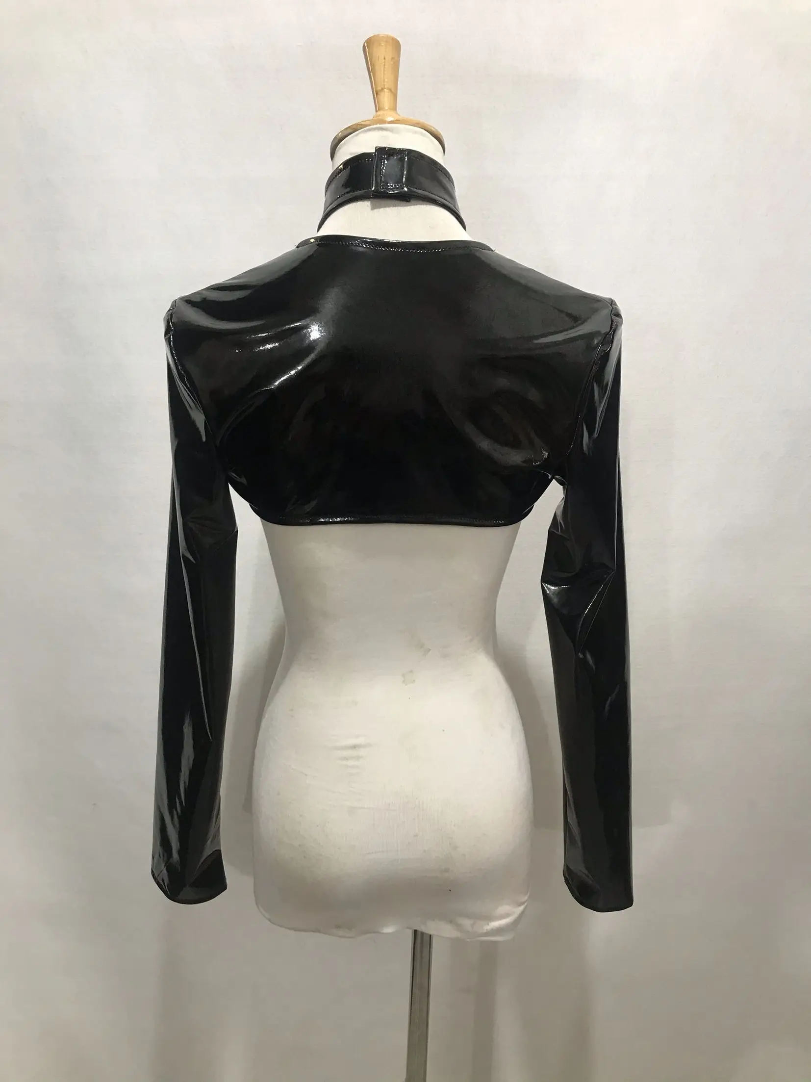 セクシーなナイトクラブバーのゴーゴーダンサーのステージ衣装、女性用黒PUレザービキニダンス衣装、レッドレーザージャズチームパーティーパフォーマンスコスチューム