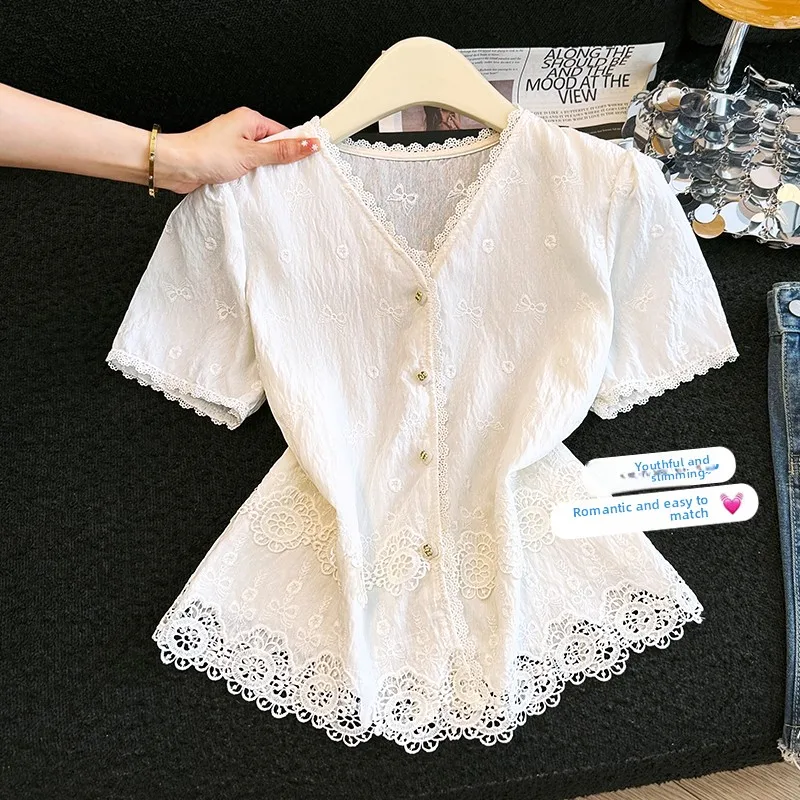 

Элегантная женская рубашка с V-образным вырезом, коротким рукавом, вышивкой узелков и кружевной отделкой, летняя, оригинальный дизайн, приталенный крой, полиэстер