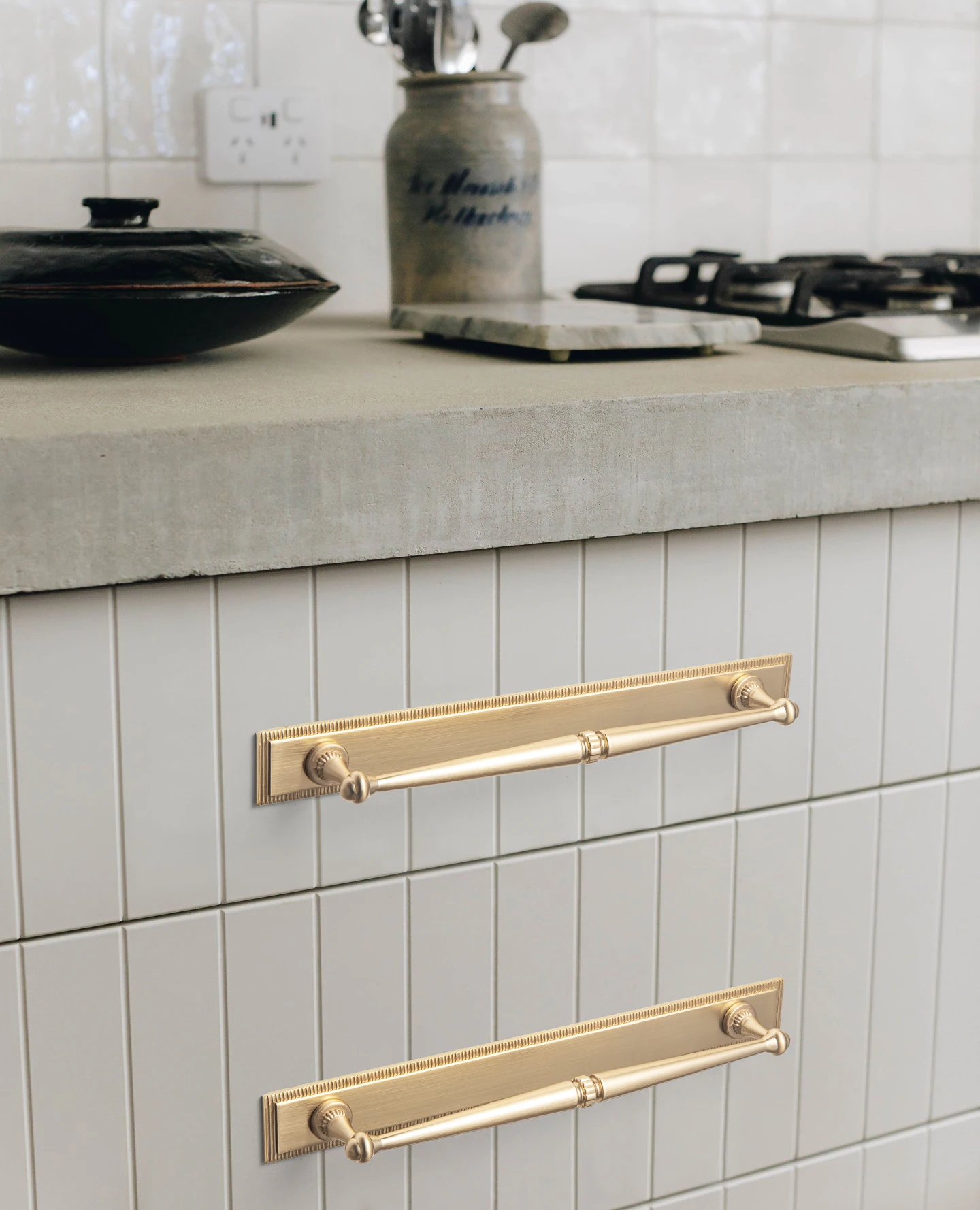 Goo-Ki 2 Pack Antique Brass Drawer Pulls with Back Plate Zinc Alloy Kitchen Hardware - 7.56' C-C Vintage Brass Retro Bar Cabinet Pulls Handles with Spacer