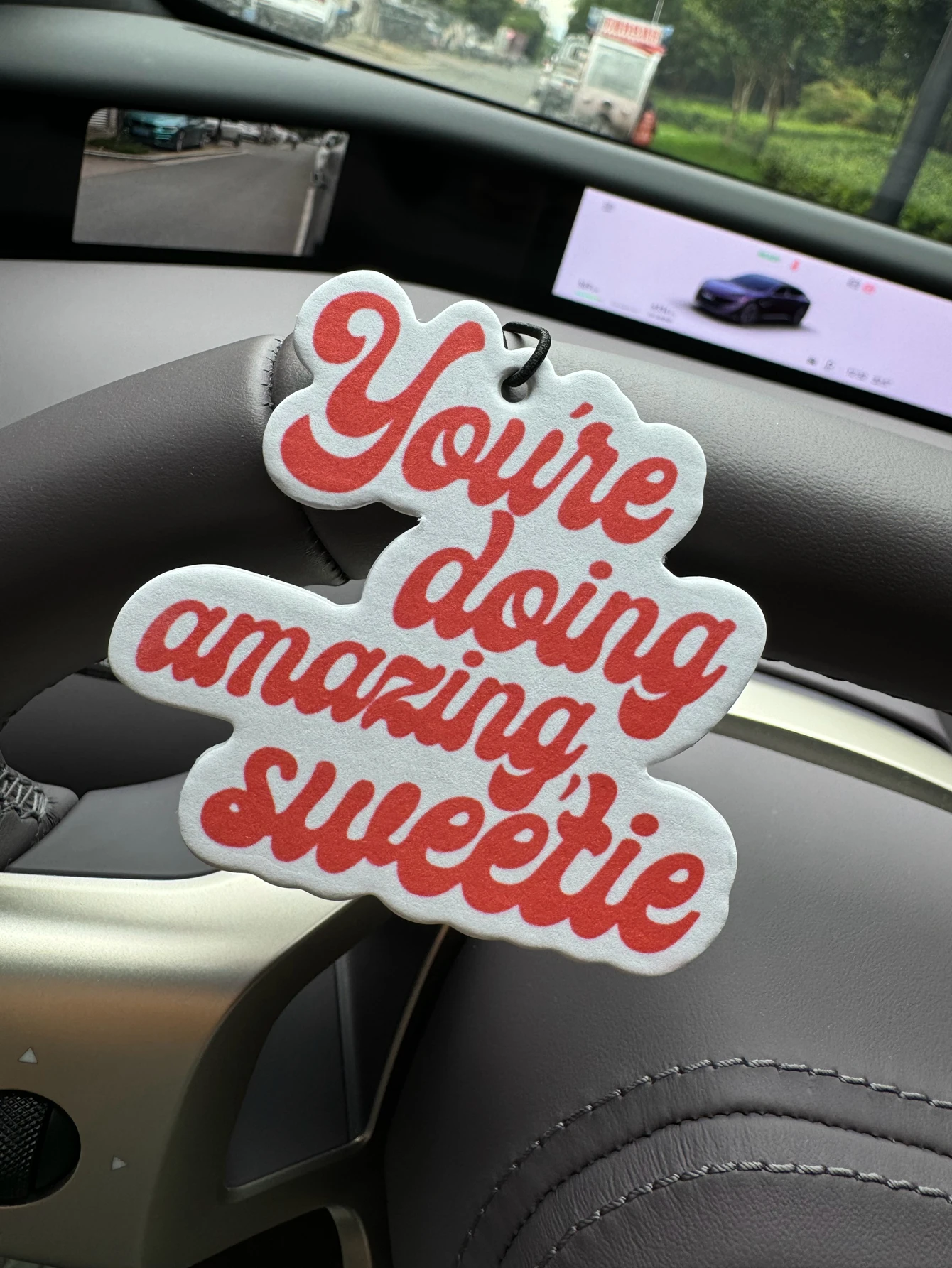 معطر هواء للسيارة من You'Re Doing Amazing، Sweetie Hilton (عطر الفندق). |     قلادة مرآة الرؤية الخلفية ومشبك تنفيس ثنائي الغرض |     أقراص الروائح المواد الطبيعية |     عطر يدوم طويلاً لمدة 90 يومًا |     غير كحولي |     لا تخاف من الشمس |     مصممة خصيصًا لإزالة الروائح الكريهة للسيارات وخزائن الملابس والحمامات. |     نمط الرسوم المتحركة الكرتونية |     للجنسين