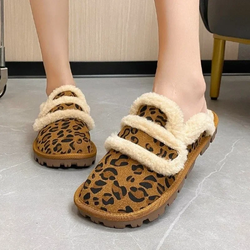 Pantoufles en fourrure léopard pour femmes, chaussures en coton, mules décontractées, tongs courtes en peluche, chaudes, tendance, hiver, nouveau, 2025