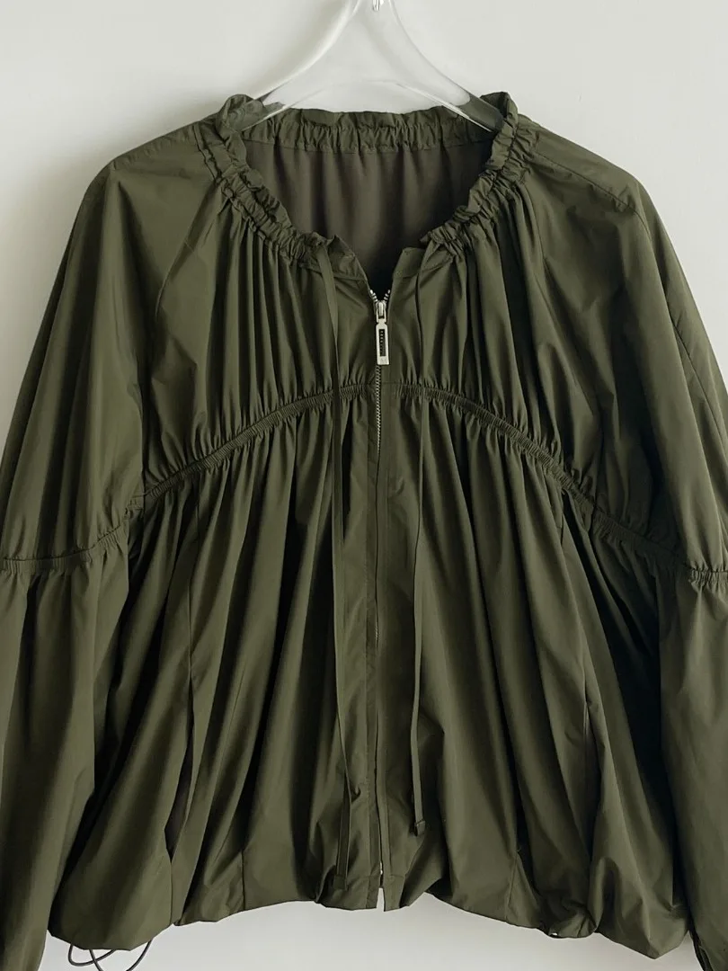 

Faionable Round Ne ort Повседневная верхняя одежда Женский утягивающий плиссированный универсальный топ ранней осени Дышащий свободный крой на молнии...