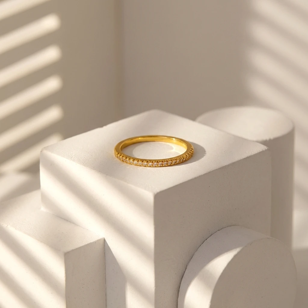 Klassischer Eternity-Stil Messingring für Damen Zarter Funkelnder Zirkonia-Versprechensring Dezent Luxuriöser Alltags-Fingerschmuck – Detail 2