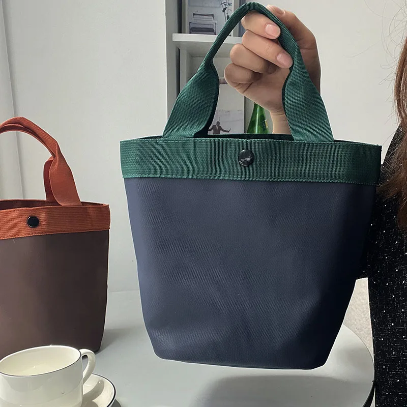 حقيبة غداء أسطوانية كبيرة السعة محمولة باليد مقاومة للماء ومتعددة الاستخدامات للتنقل اليومي بلون بسيط