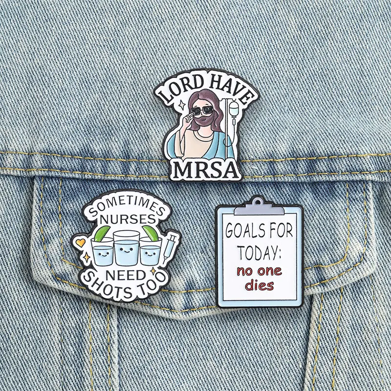 Pins de esmalte con humor médico, broches con la frase 'Lord Have MRSA', insignias de solapa con la frase 'Objetivos para hoy: nadie muere', joyería de regalo para enfermeras