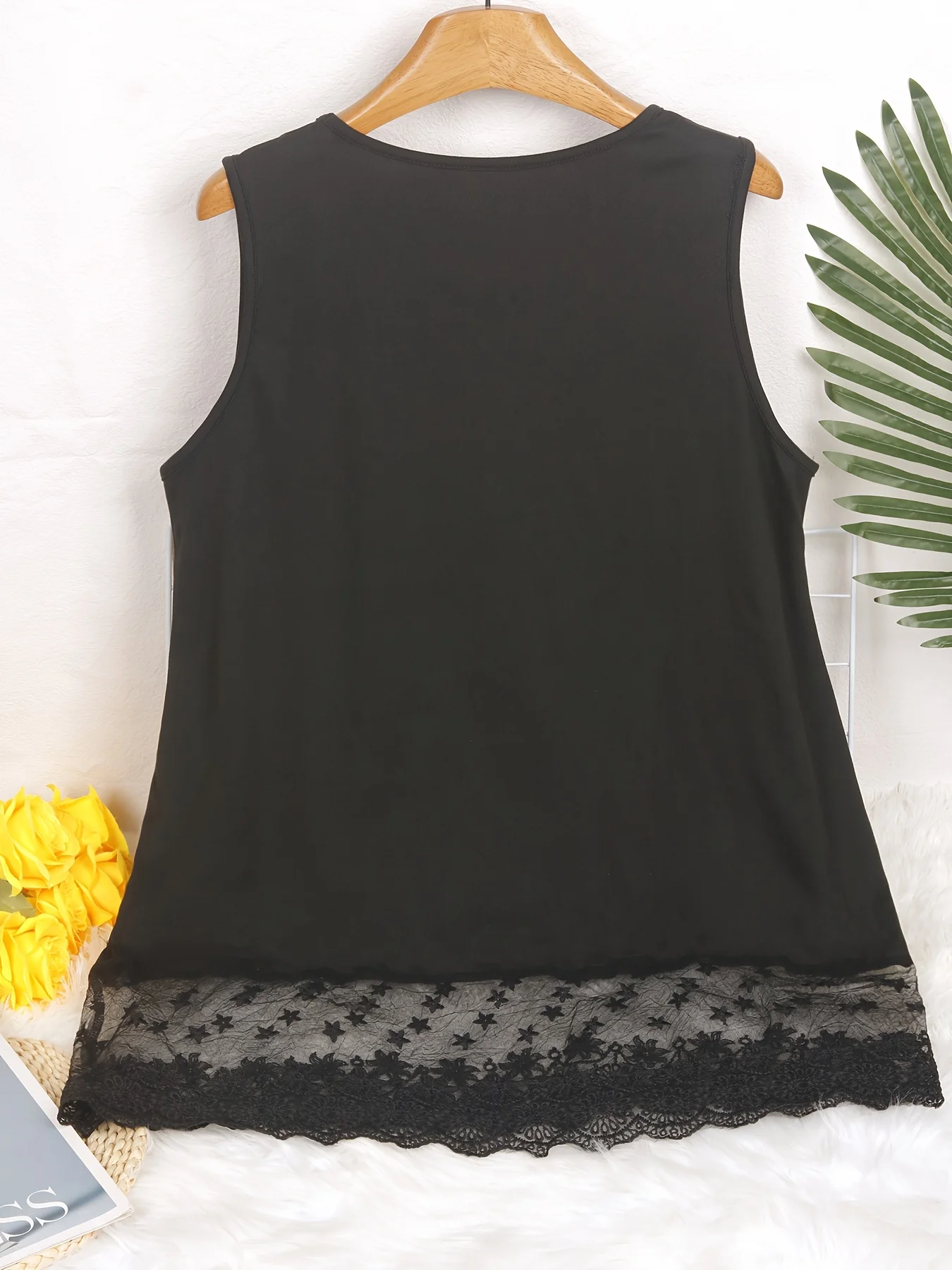 Elegantes Damen-Tanktop in Übergröße mit Spitzenbesatz für stilvolle Sommeroutfits – Detail 2