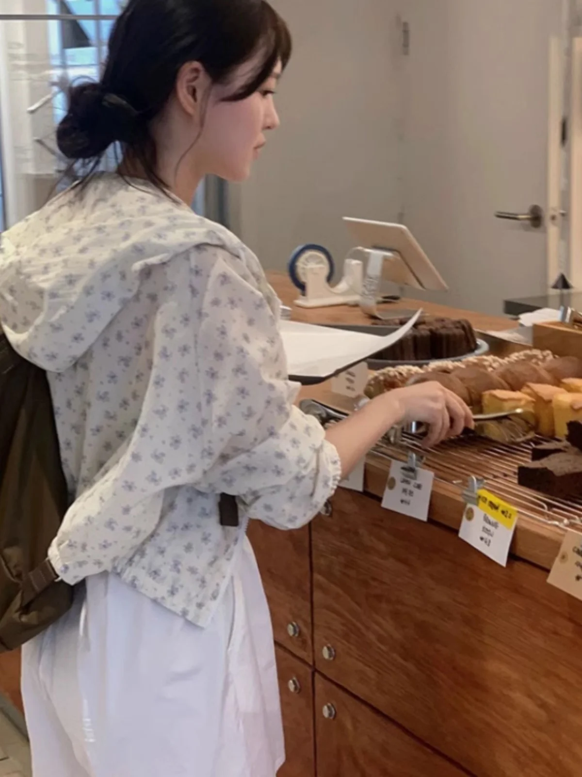 

Корейская женская тонкая свободная повседневная куртка-жакет с капюшоном на молнии, в стиле ретро, с цветочным принтом, модная, с рукавами «летучая мышь»