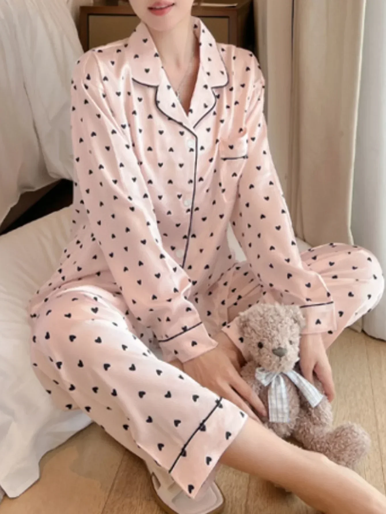 Luxe satijnen damespyjamaset met hartprint, comfortabele en stijlvolle pyjama met V-hals