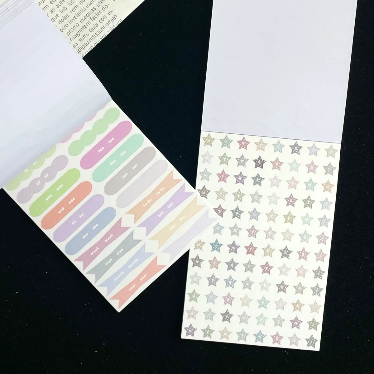 WAKAWAKA A7 Date Sticker Book 32 Sheets Writable White Kraft Paper Die-Cut Calendar Month Week Number Labels for Journal Planner