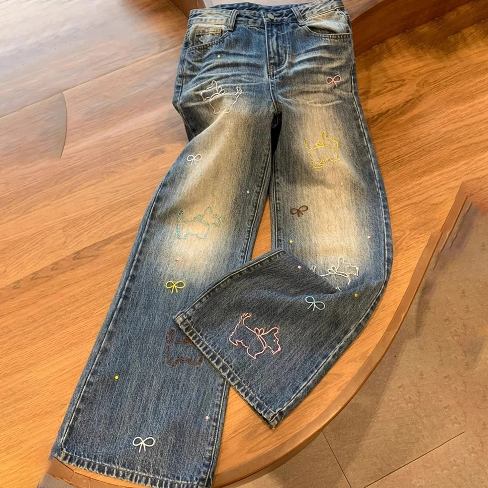 

Джинсы большого размера с прямыми штанинами, женские весенне-осенние шикарные джинсовые брюки с бантом и мультяшной вышивкой, новинка 2025 года, повседневные свободные джинсы в стиле ретро