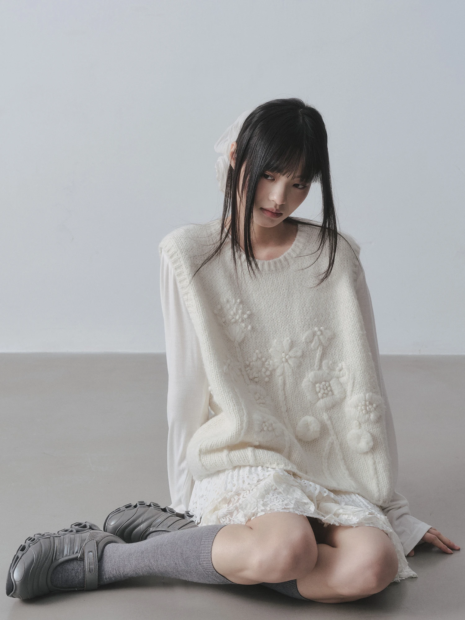 

Dirl Cloud Diary Winter Design Wool Blend Soft Fluffy 3D Flower Detail Vest Sweater Women's Casual Comfortable Knitted Top