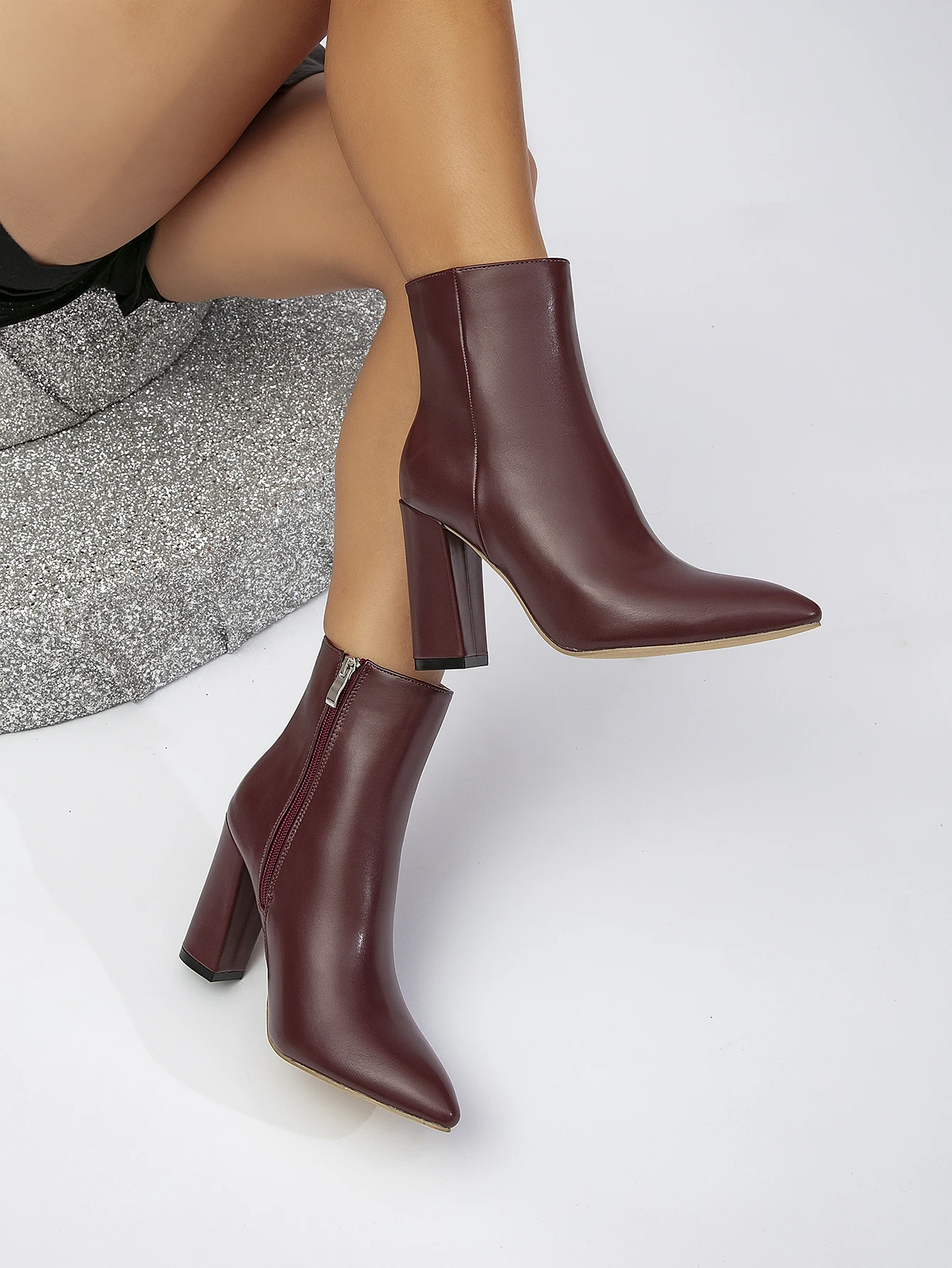 أحذية نسائية قصيرة جديدة، أحذية بيضاء بسحاب جانبي بسيط ومثير، كعب سميك، أحذية قصيرة بكعب عالٍ وأحذية عارية