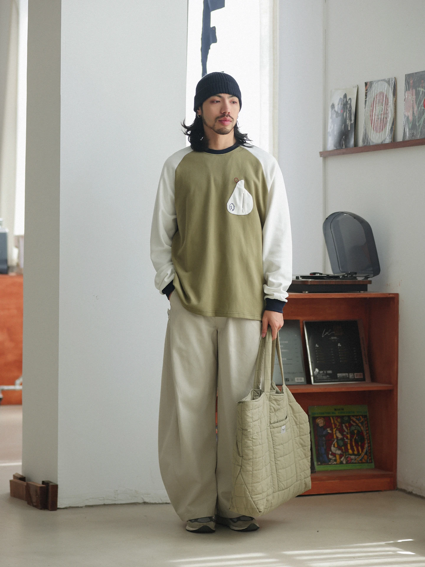 

Футболка свободного кроя с круглым вырезом, сшитая из разных тканей, с длинными рукавами, с вставками на плечах, в эстетическом японском стиле.