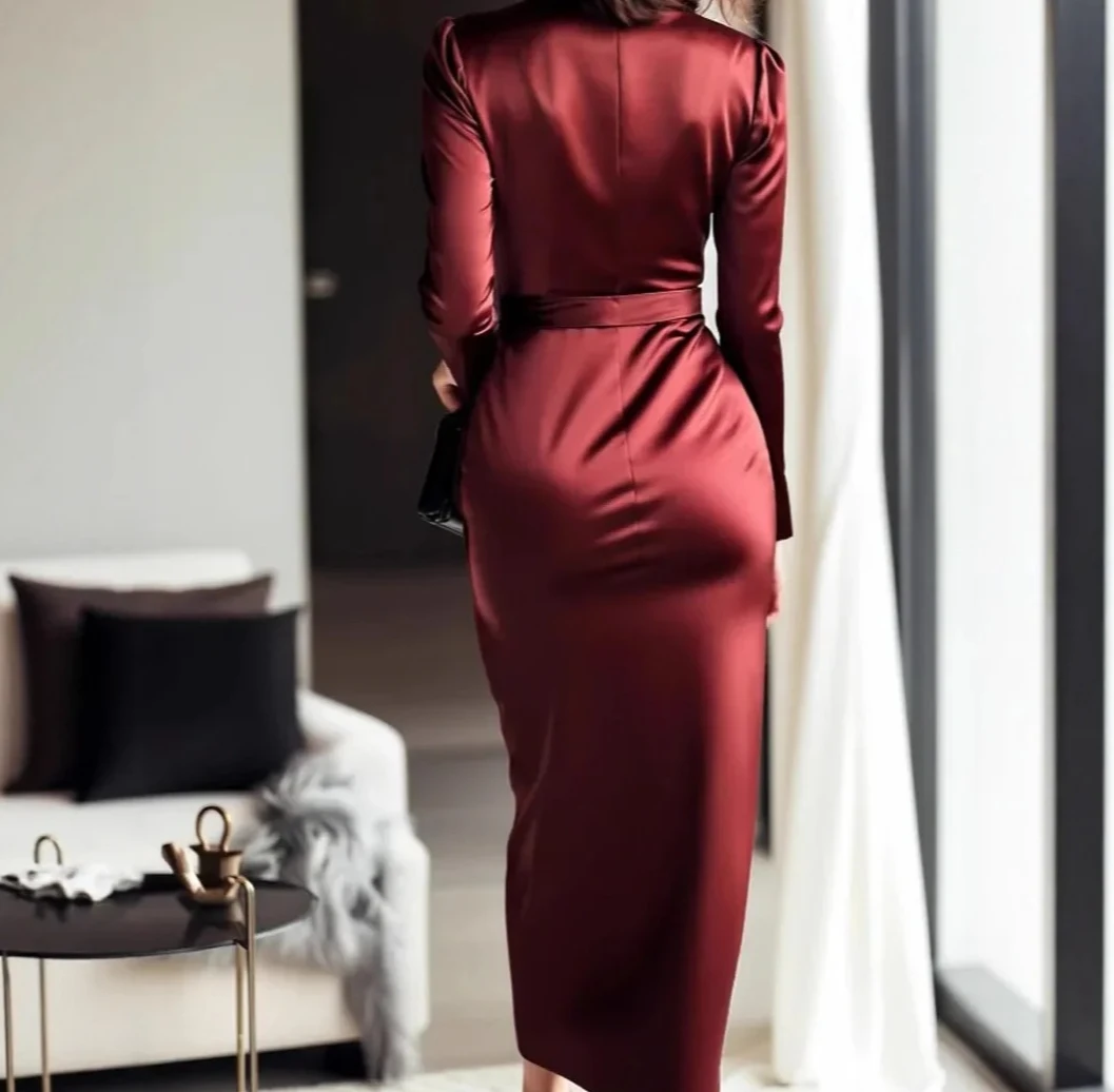 エレガントなサテンの長袖Vネックガウン、ウエストベルト付き、足首丈のドレス、洗練された秋の新作ドレス