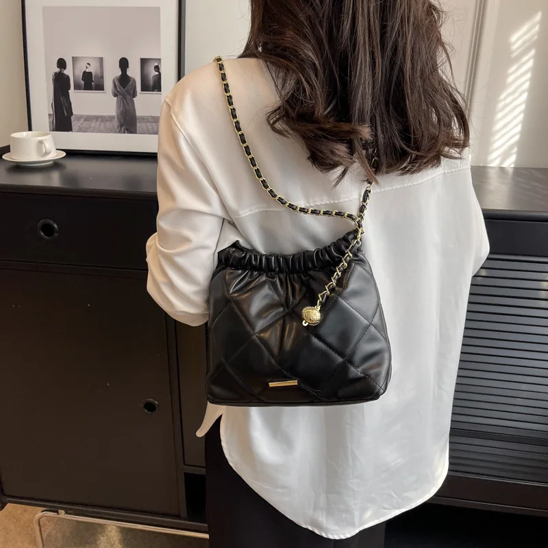 

Designer Women's Leather Bag Classic Solid Color Small Bucket Tote Summer Y2K Chain Strap French Minimalist Fashion Hasp Handbag