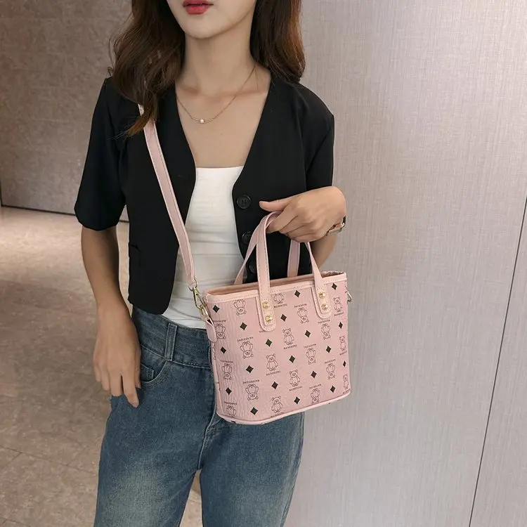 2025 شتاء 544 جديد قلادة خالية الكتف رسول حقيبة يد بسيطة متعددة الاستخدامات ضوء فاخر موضة ركاب حقيبة نسائية