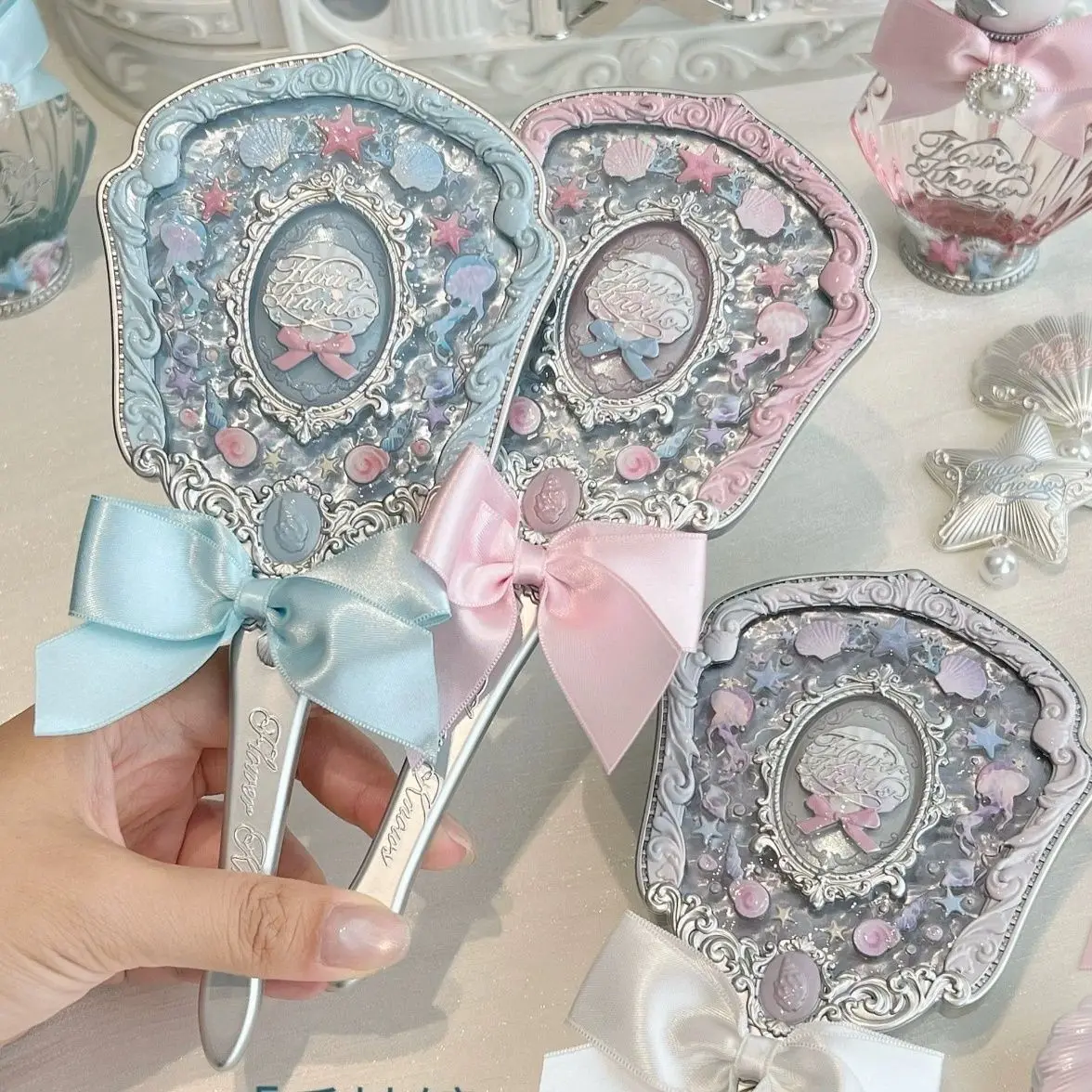 

Flower Knows Shell Pearl Handheld Mirror Ocean Mermaid Princess Style Travel Portable Makeup Mirror for Friends Birthday Gift