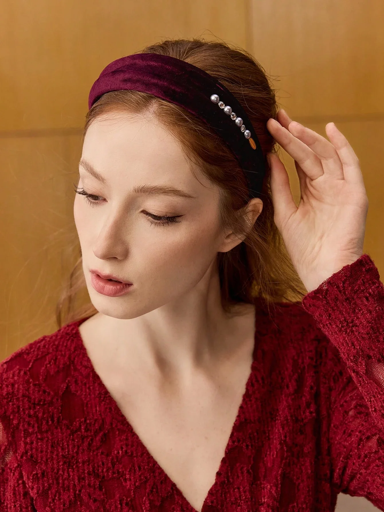 

Бархатная повязка на голову с жемчугом и стразами для женщин