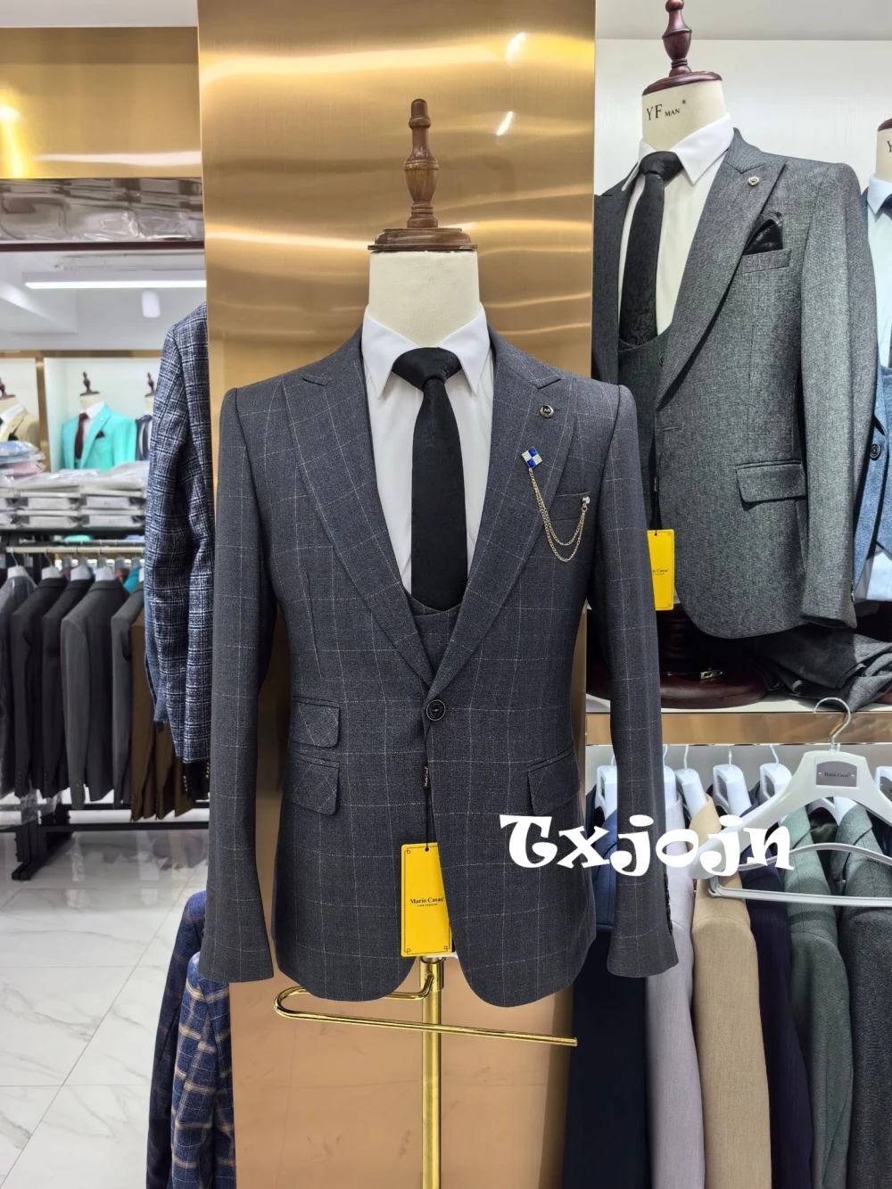 

Gray Plaid Tuxedo 3 Pieces For Men Host Outfit Comfortable Men;s Suits 3 Pieces Weddding Groom Sets Customized Four Season