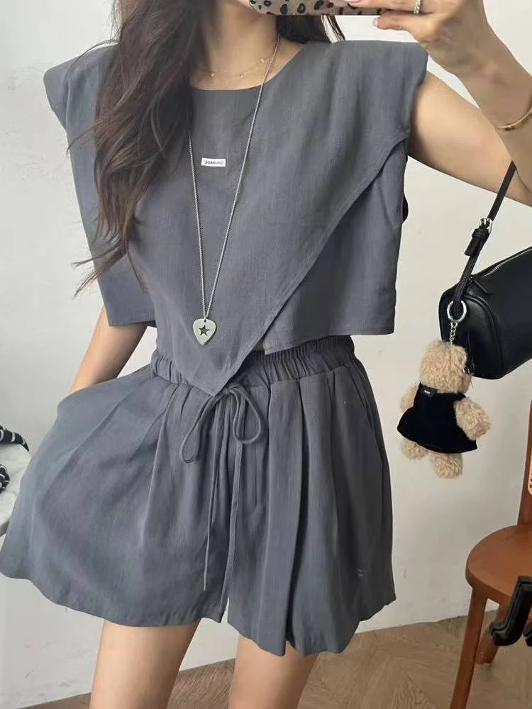 طقم نسائي صيفي مكون من قطعتين، توب بدون أكمام غير منتظم وشورت واسع الساق، تي شيرت برقبة دائرية غير رسمي وعصري. #2