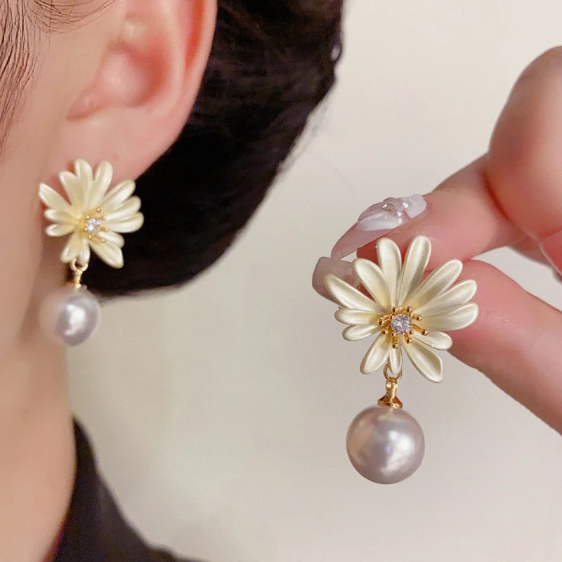 

Earrings trend 2025 White floral chrysanthemums Little daisy shape Simulated pearl ear stud for woman