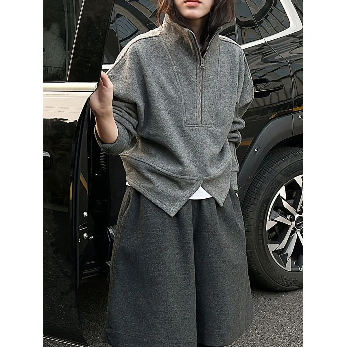 

Soft and Sticky Gray Half Zipper Thick Velvet Sweatshirt for Women in Autumn and Winter Wide and Relaxed with a Split Top And