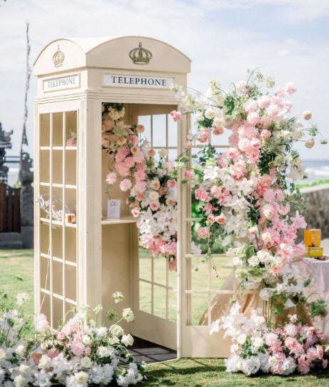 Белая телефонная будка на свадьбу