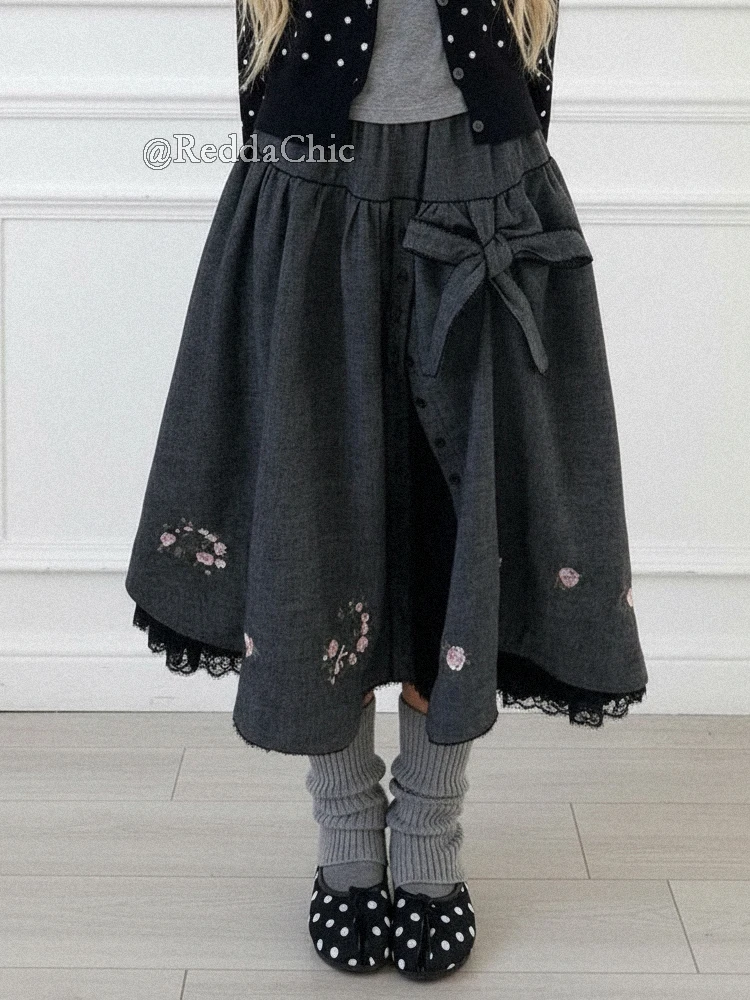 REDDACHiC Kawaii Spódnica Jeansowa Damska z Kokardą, Haftowane Kwiaty, Zapinana na Guziki, Elastyczna Talia, Długa Spódnica w Stylu Mori, Do Noszenia na Co Dzień