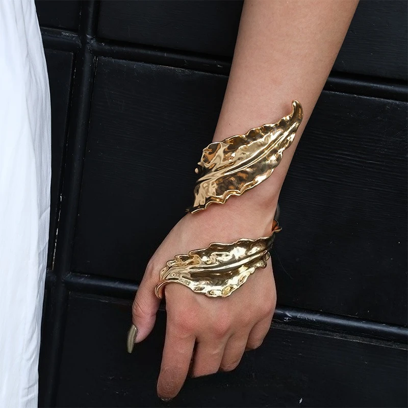 Exaggerated Retro Gold Leaf Spiral Wrapped Open Hand Bracelet for Women High-End Feel Alloy Leaf Shape Design Jewelry Accessory