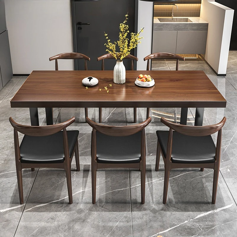 Esstisch und Stühle aus massivem Holz