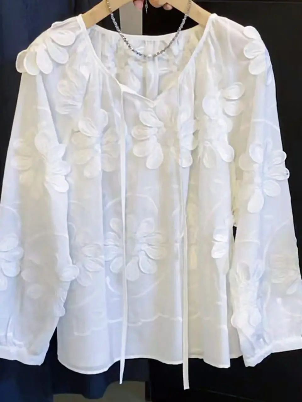 

Элегантная женская футболка с V-образным вырезом, летняя, уникальный дизайн, цветочная вышивка, роскошное кружево, смесовый хлопок, французский стиль, свободный крой