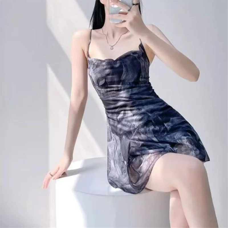 เดรสตาข่ายพิมพ์ลายสำหรับผู้หญิง สไตล์สตรีทแวร์เก๋ไก๋ เซ็กซี่ เปิดหลัง ไร้แขน แต่งเชือกไขว้ ทรงเอไลน์ วินเทจ เหมาะสำหรับวันหยุดพักผ่อน เสื้อผ้าสไตล์ Y2K