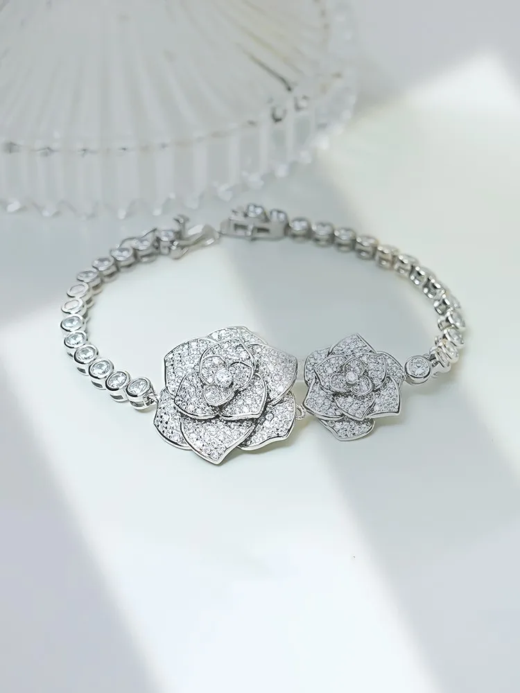 Pulsera de plata 925 con incrustaciones de Camelia para mujer, brazalete de lujo ligero con diamantes de alto carbono, diseño versátil y de nicho, hermoso y dulce