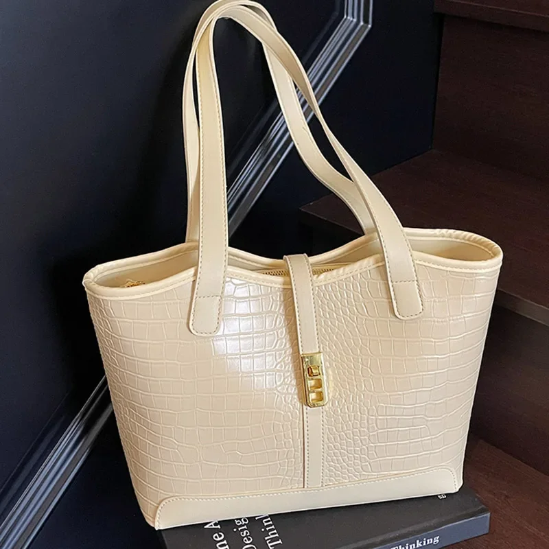 

2025 Summer New! Women's Retro Foreign Style Underarm Tote Simple Casual Large Capacity Commuter Friendly Shoulder Bag