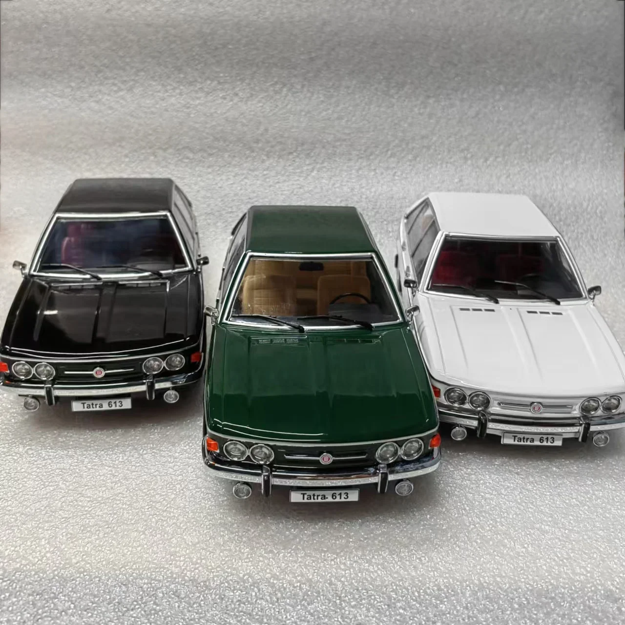 Die-cast 1:18 Alloy Tatra 613 1979 Simulation Retro Car Static Model Ornaments Christmas Holiday Gift Collection Souvenir