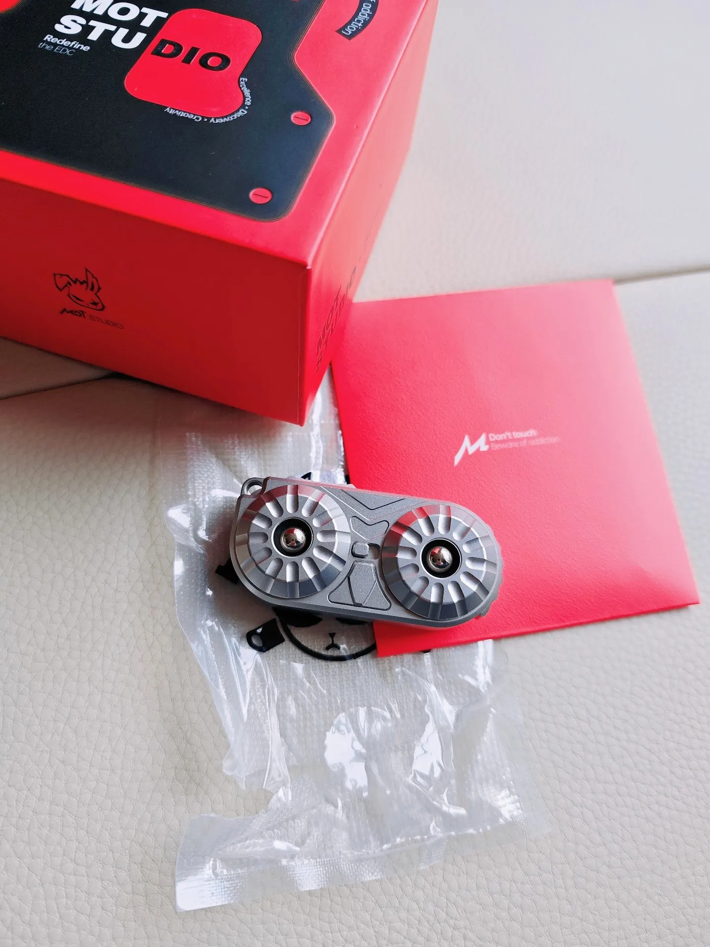 Used EDC New Genuine Finger Play House MOT Ow Woo Composite EDC Toy Mechanical Push Brand Pao Pai Coin Magnetic Levitation