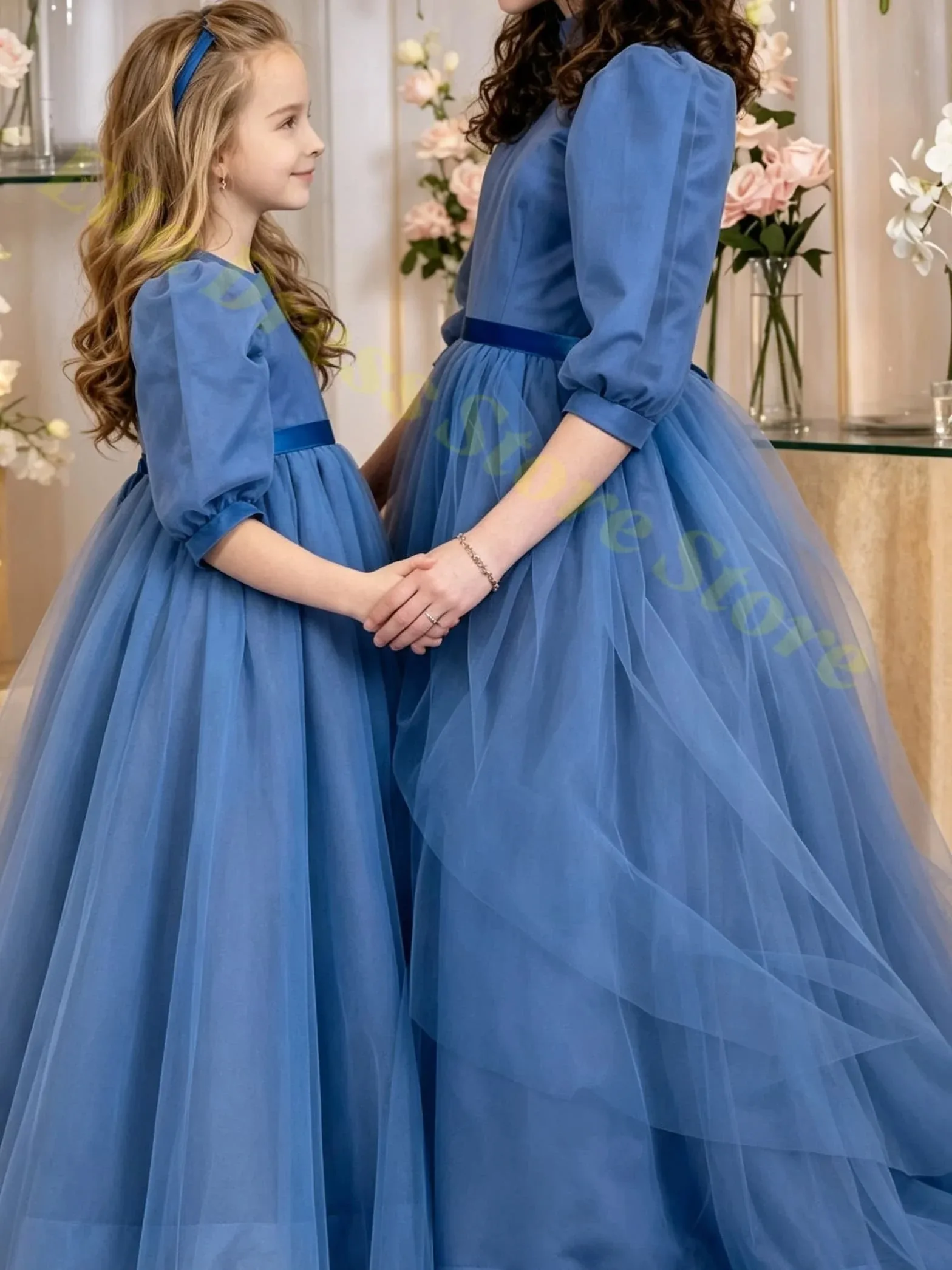 Hochwertiges blaues Tüll-Blumenmädchenkleid im Großhandel, flauschig mit plissiertem Design für Hochzeit, Geburtstagsfeier, Abendballkleid, individuell anpassbar. – Detail 2