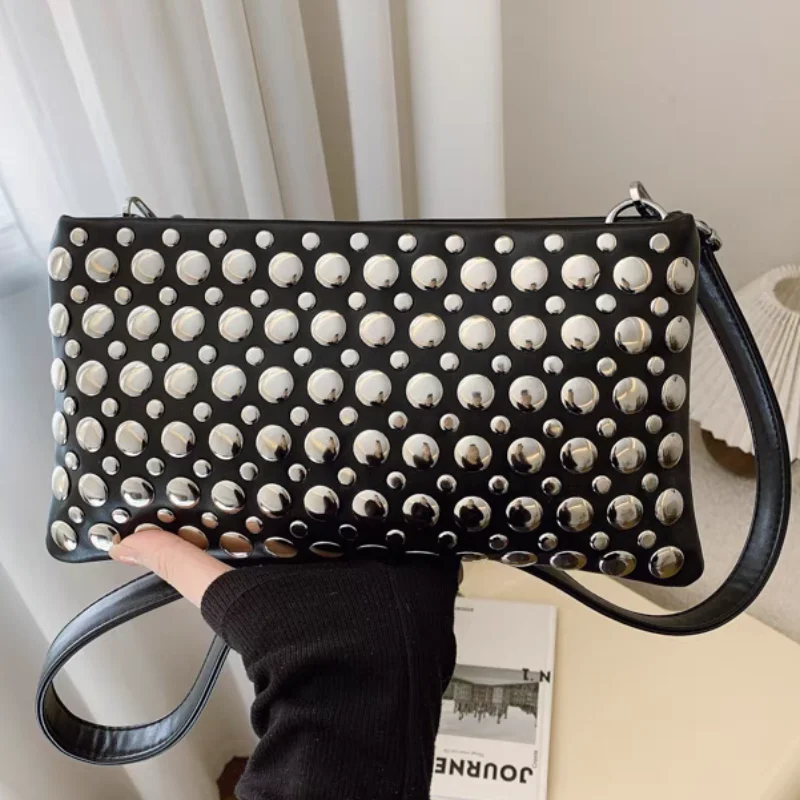 

Модная высококачественная сумка через плечо, новый стиль, маленькая квадратная сумка с заклепками и бриллиантами, широкий плечевой ремень, сумка-мессенджер, нишевая дизайнерская сумка для подмышек