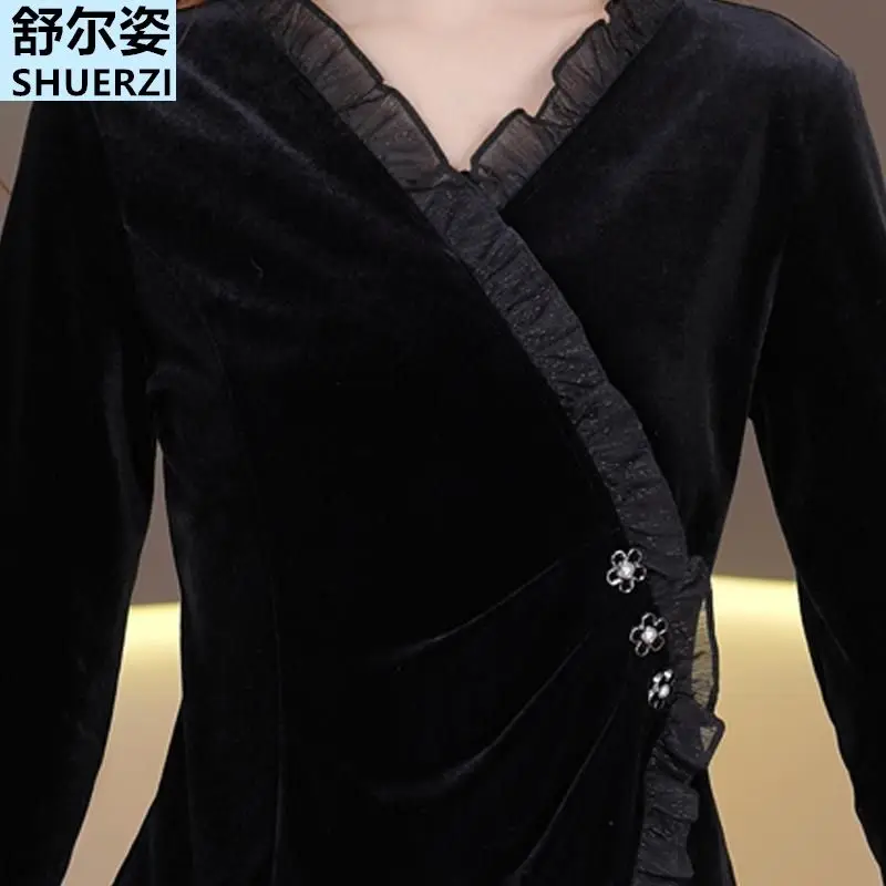 Camisa básica de manga larga de terciopelo dorado con cuello en V de gama alta a la moda para mujer 2025, nueva camisa ajustada pequeña y versátil