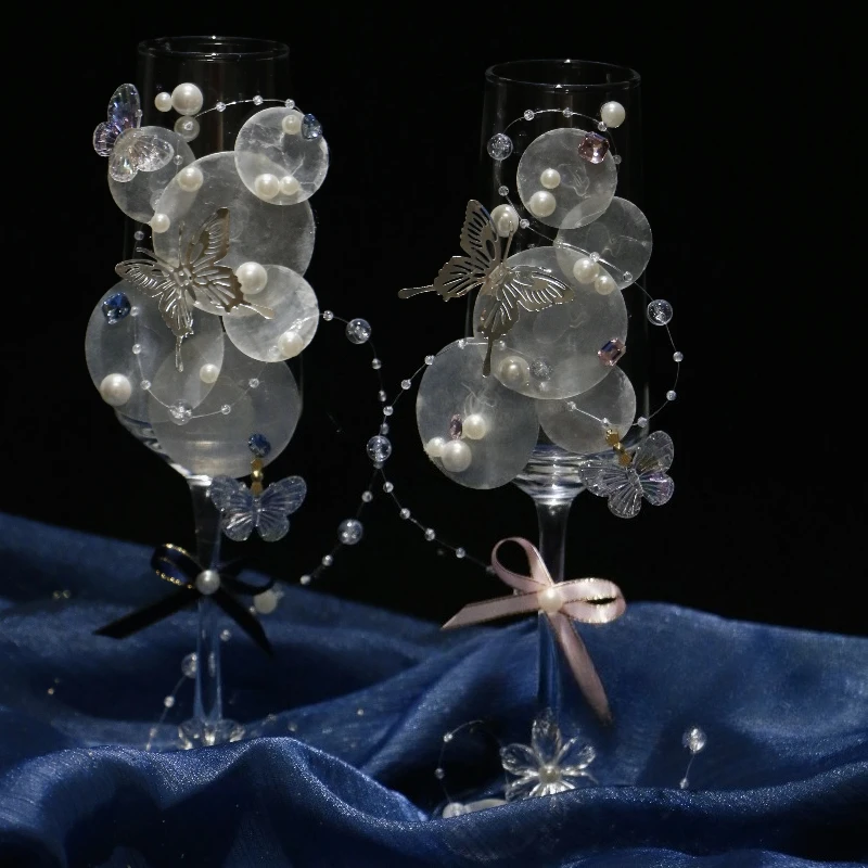 Elegantes copas de flauta de champán con detalles de cristal madre, detalles de diamantes de perlas hechos a mano para celebraciones de bodas