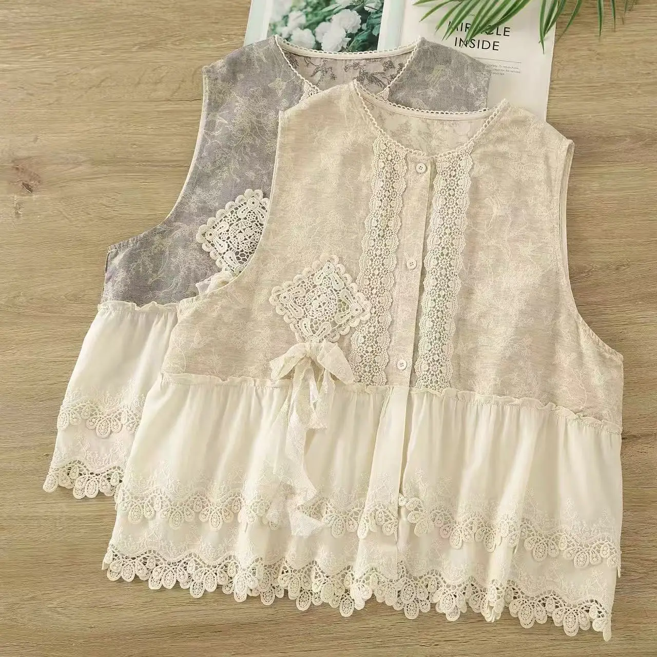 

Women's Cottagecore Lace Trim Vest, Floral Jacquard Sleeveless Button-Down Ruffle Hem Babydoll Waistcoat, Vintage Mori Girl