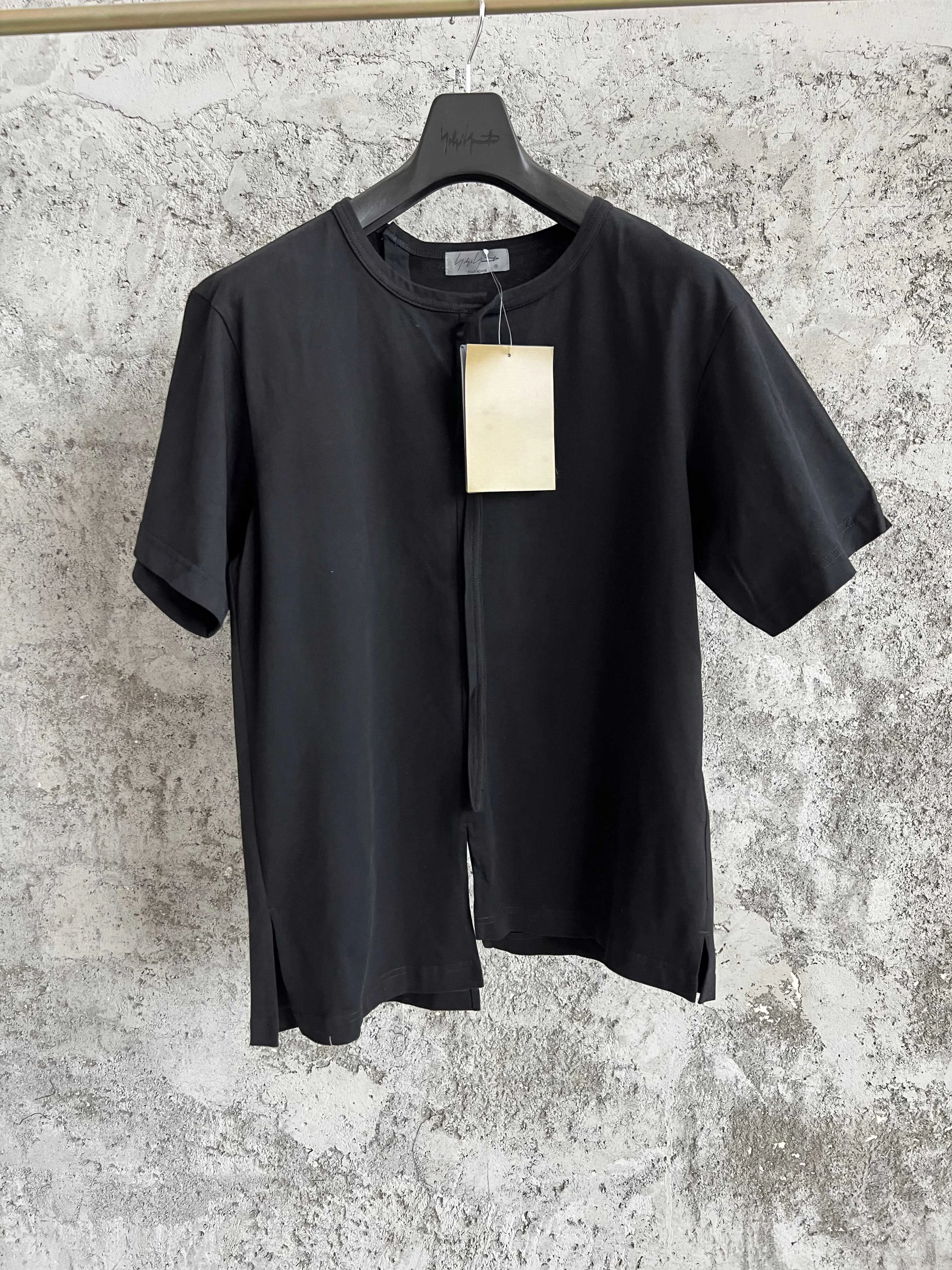 

Original black patchwork button ribbon decoration with irregular hem short-sleeved T-shirt for men