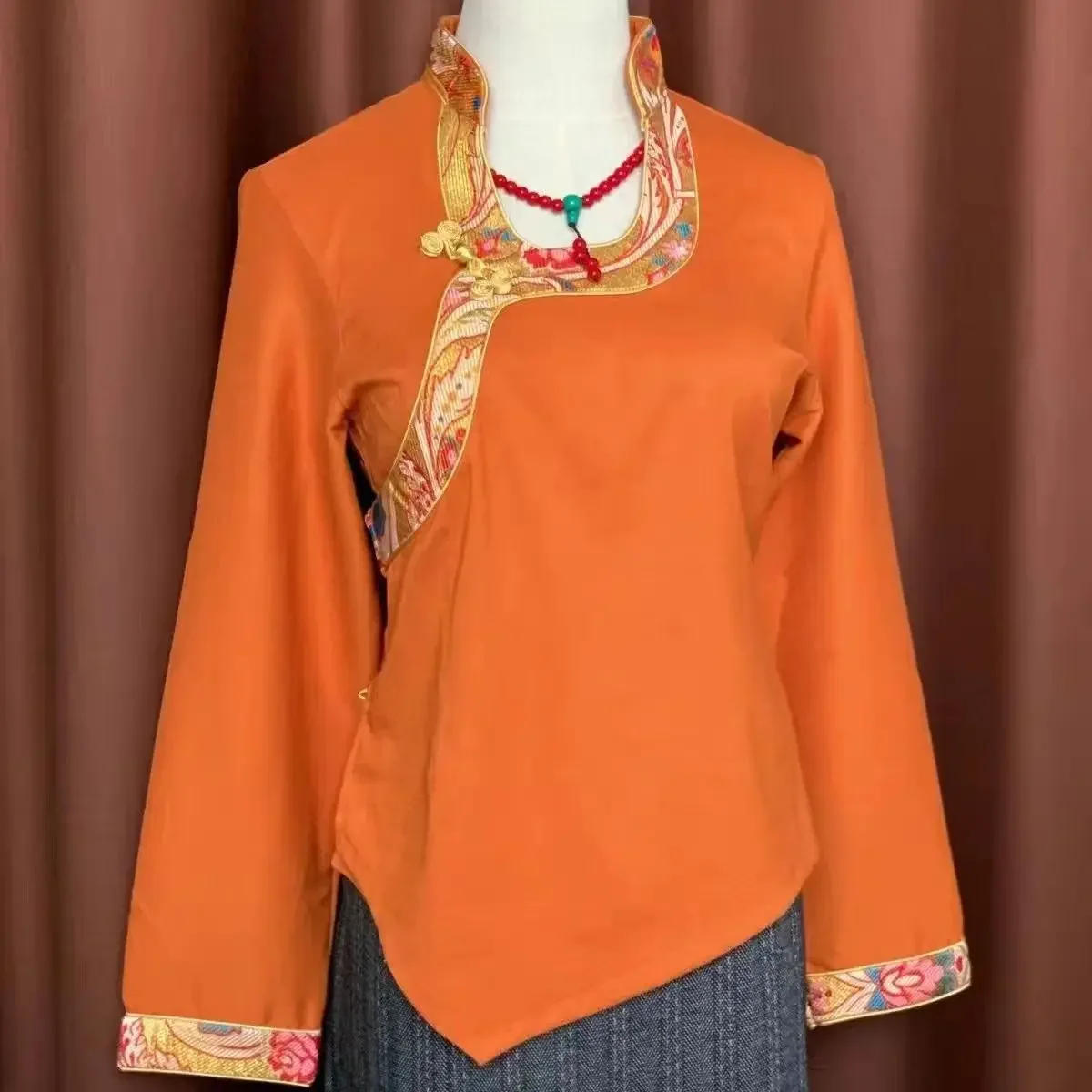 Tibetskie kobiety noszą koszule na zewnątrz, etniczne bluzki z ozdobnym wykończeniem.